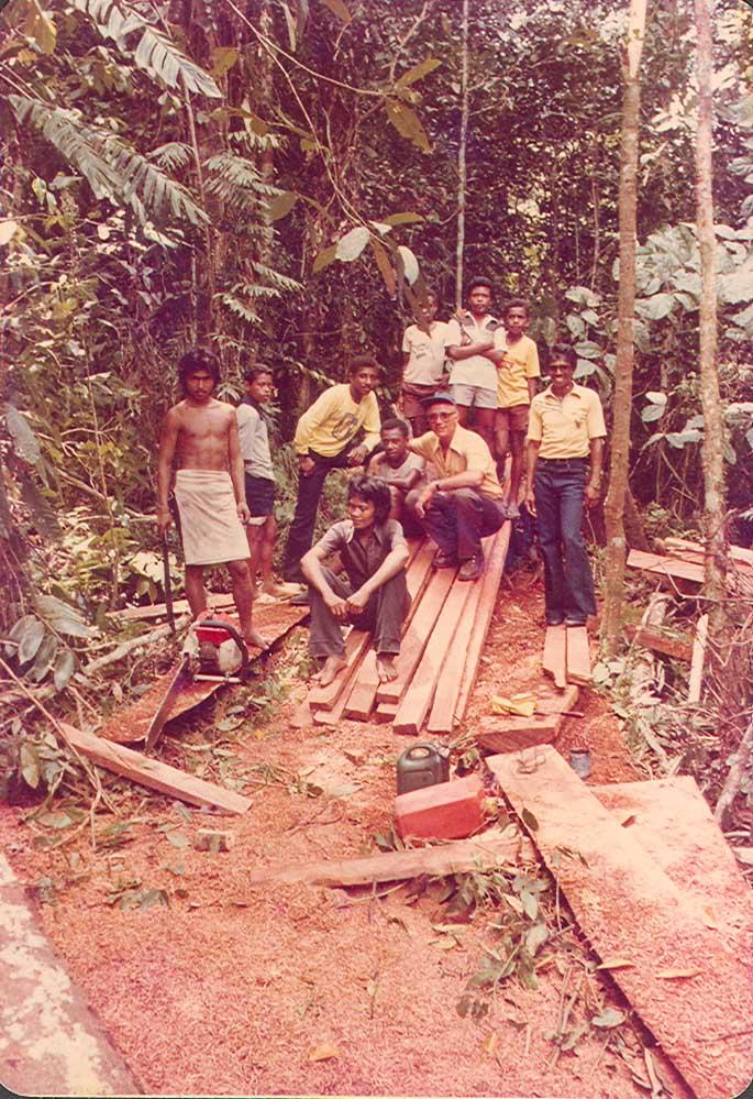 BD/269/512 - 
Met een groep Papua&#039;s en bouwmatteriaal op de foto
