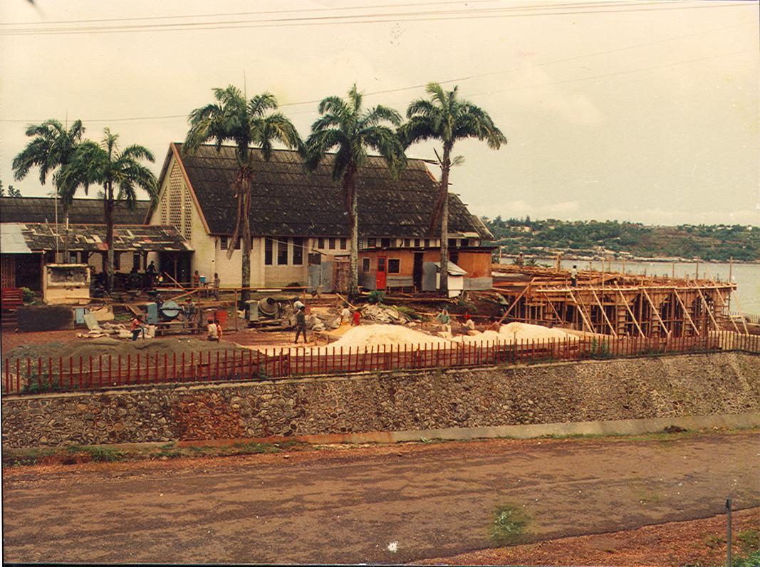 BD/269/607 - 
Voorbereidingen voor sloop oude kathedraal in Jayapura
