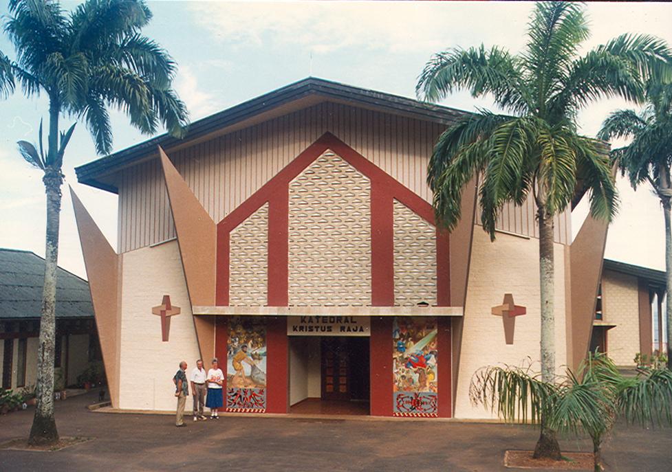 BD/269/634 - 
Voorkant nieuwe kathedraal in Jayapura
