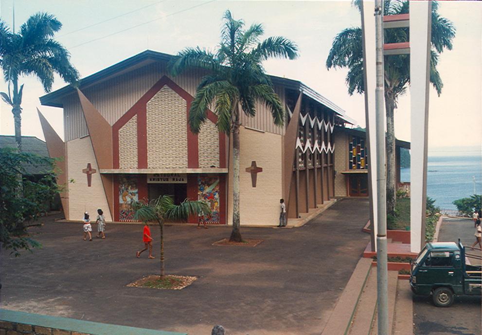BD/269/636 - 
Voorkant nieuwe kathedraal in Jayapura
