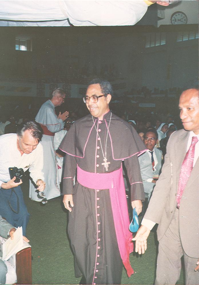 BD/269/638 - 
Geestelijke in beeld tijdens katholieke kerkdienst
