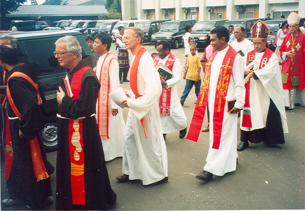 BD/269/647 - 
Groep geestelijken op een parkeerterrein
