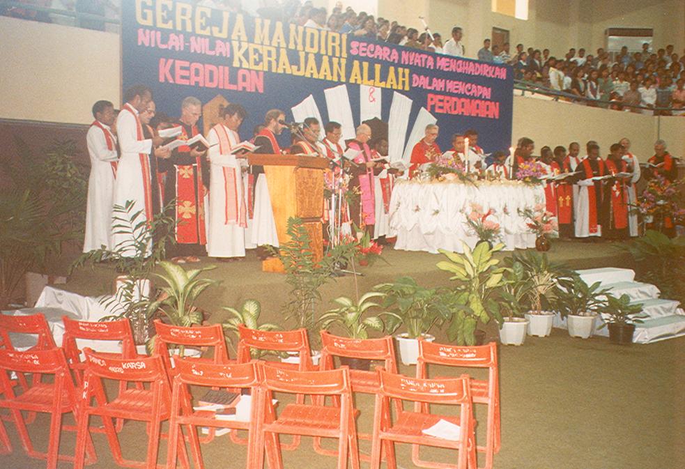 BD/269/648 - 
Zicht op groep geestelijken tijdens katholieke kerkdienst
