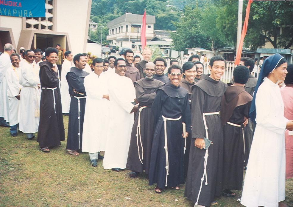 BD/269/650 - 
Groep geestelijken op grasveld
