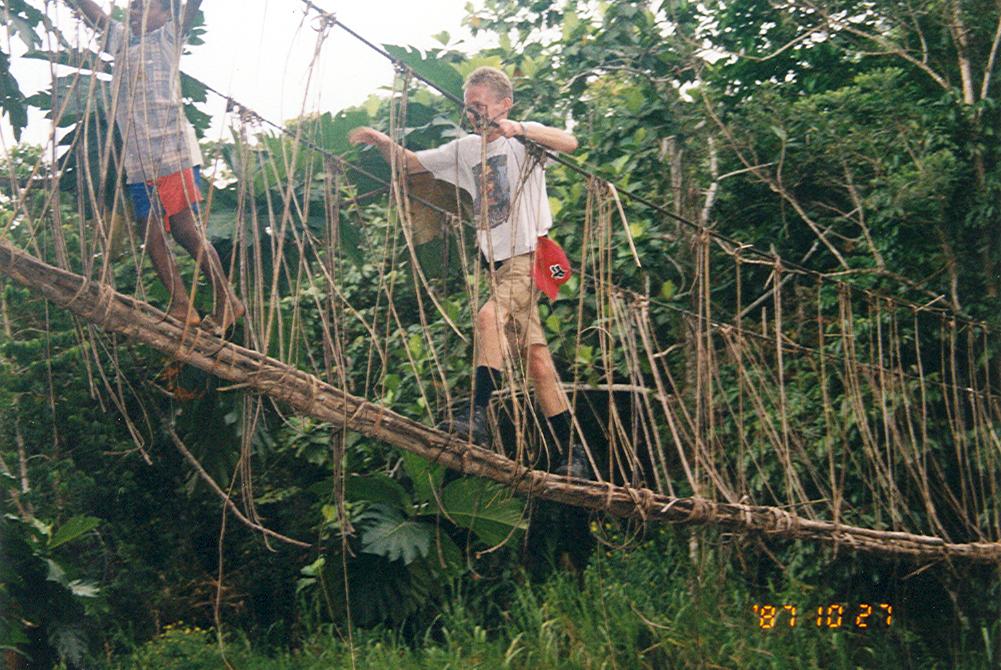 BD/269/678 - 
2 kinderen gaan over een hangbrug heen
