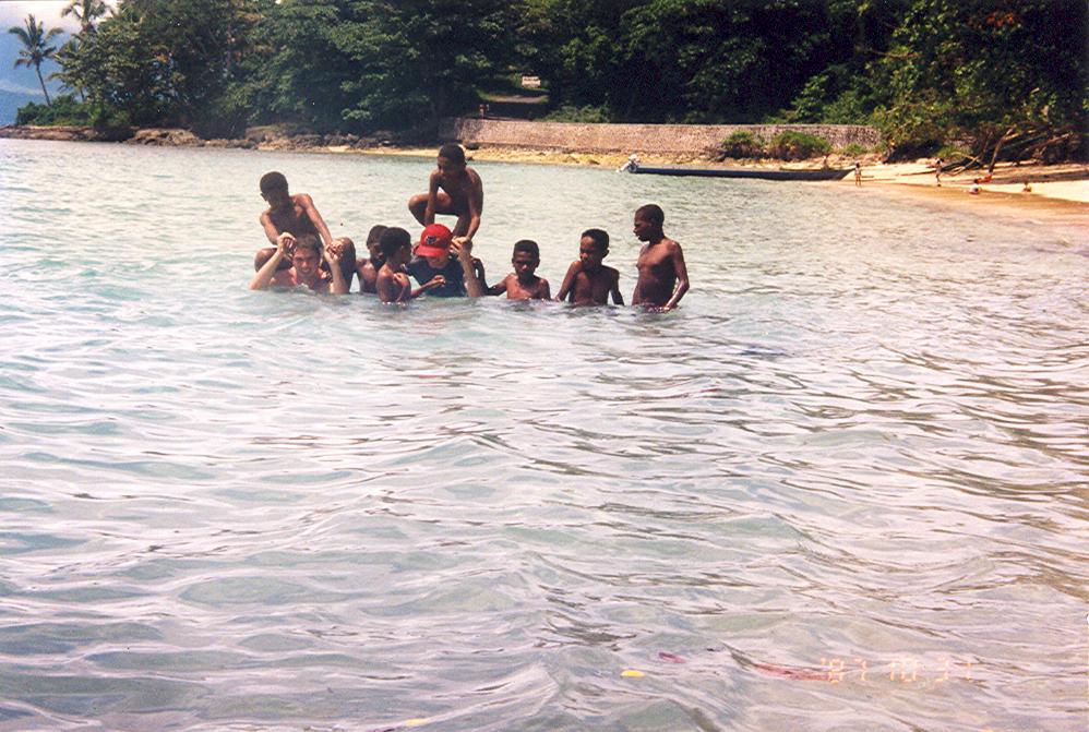 BD/269/699 - 
In het water met wat Papoea kinderen
