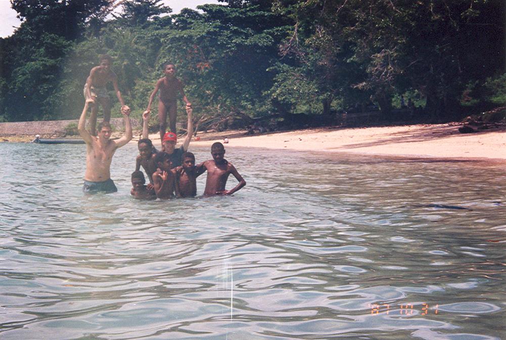 BD/269/700 - 
In het water met wat Papoea kinderen
