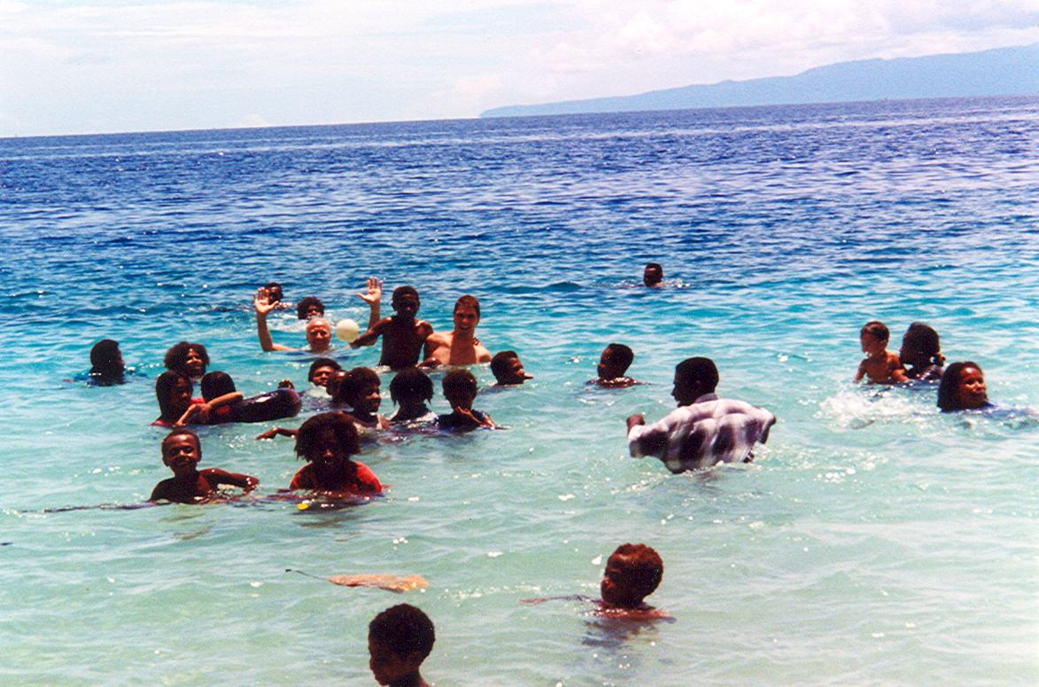 BD/269/701 - 
In het water met wat Papoea kinderen
