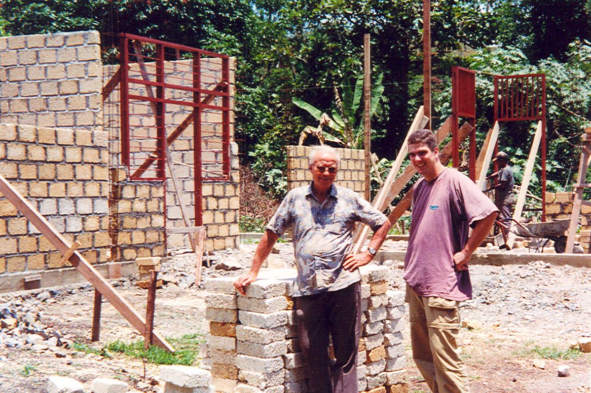 BD/269/703 - 
Henk Blom poserend met persoon voor een gebouw in aanbouw
