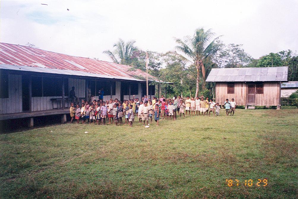 BD/269/704 - 
Groep Papoa kinderen voor waarschijnlijk een school
