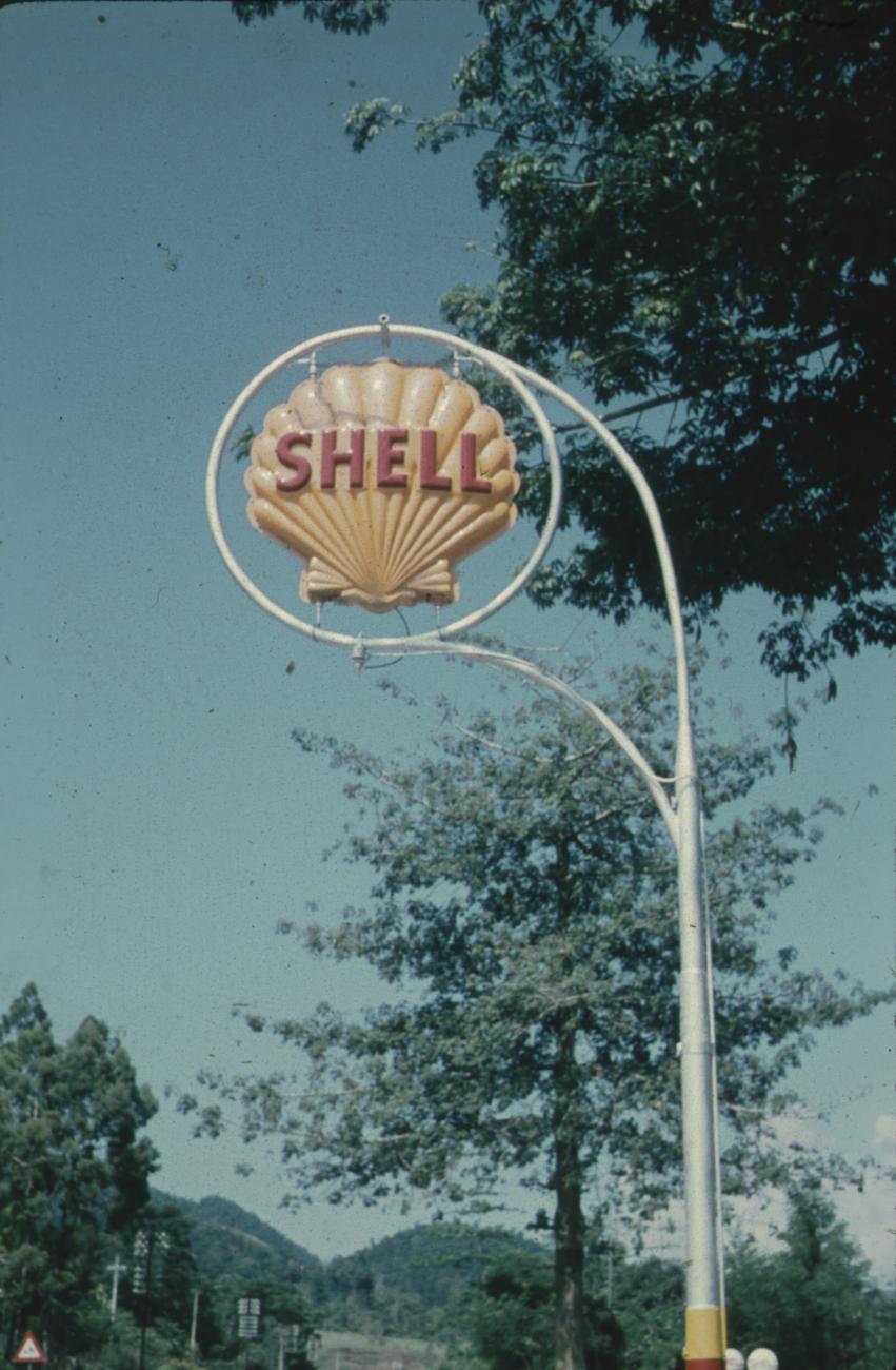 BD/171/1018 - 
Paal met reclame Shell.
