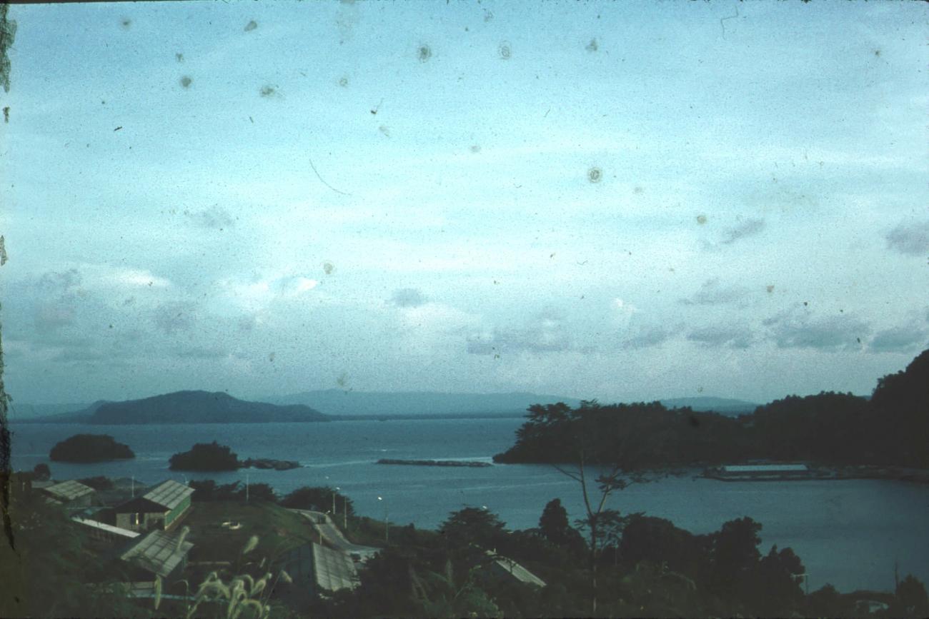 BD/171/1029 - 
Zicht op meer met eilanden.
