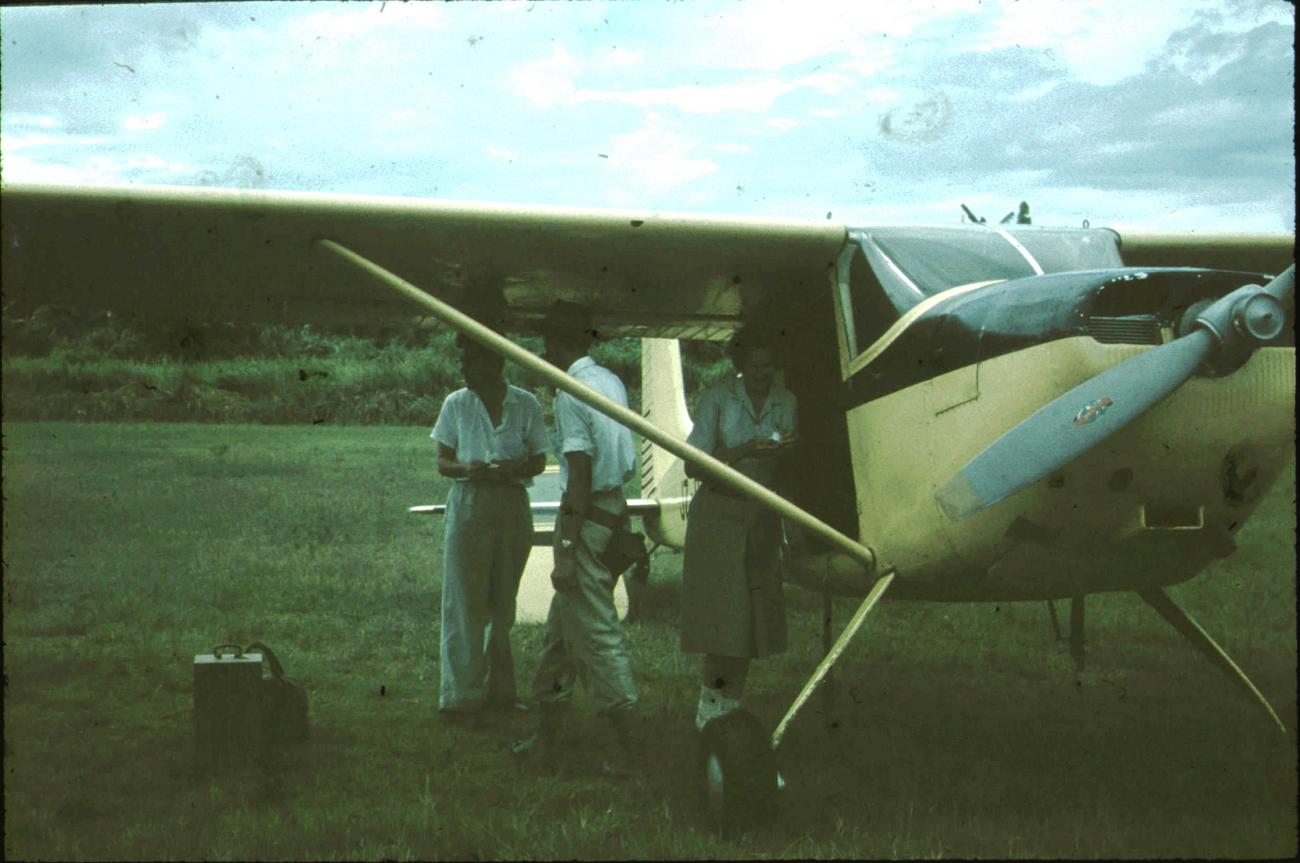 BD/171/1056 - 
Passagiers bij klein vliegtuig.
