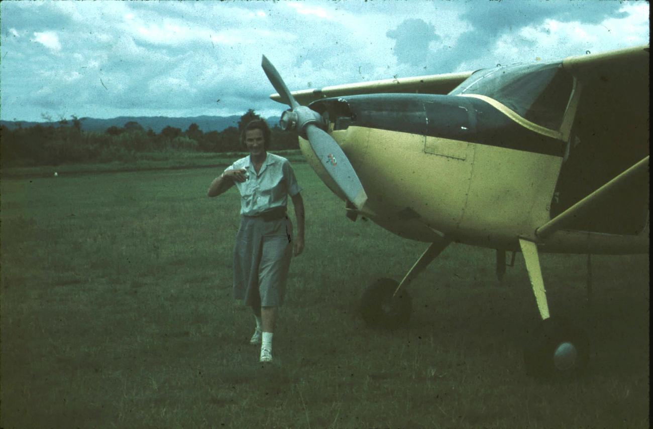 BD/171/1059 - 
Vrouw naast klein vliegtuig.
