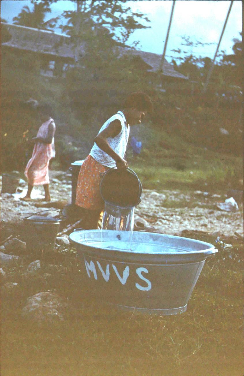 BD/171/1084 - 
Vrouwen bezig met wassen sago.
