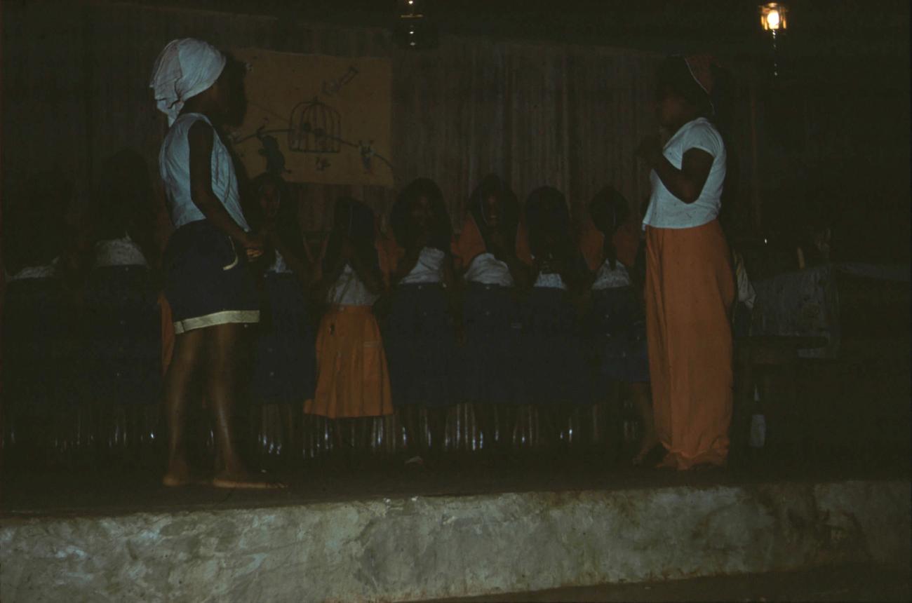 BD/171/1113 - 
Meisjes in jurken in kerkgebouw
