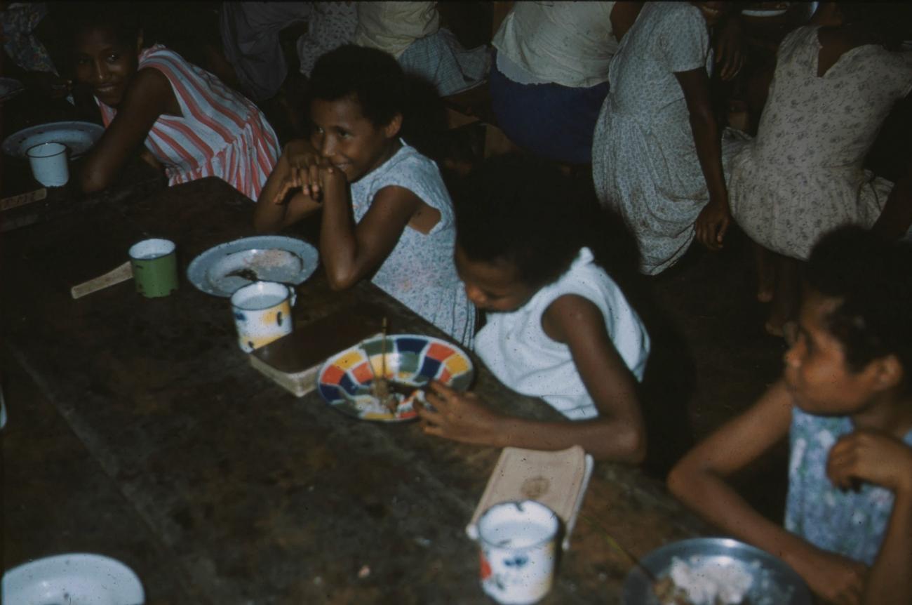 BD/171/1117 - 
Meisjes aan het eten

