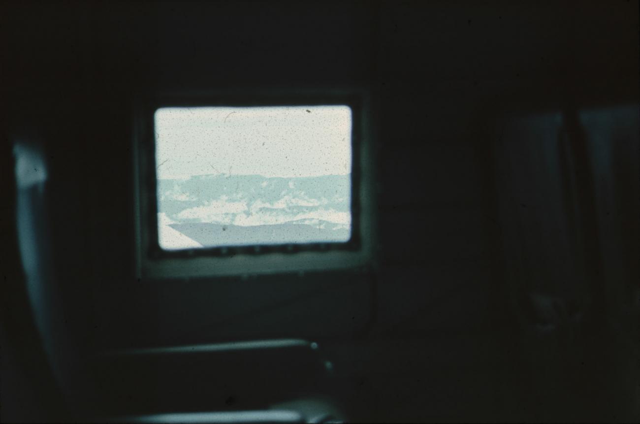 BD/171/1134 - 
Landschap uit raam van vliegtuig
