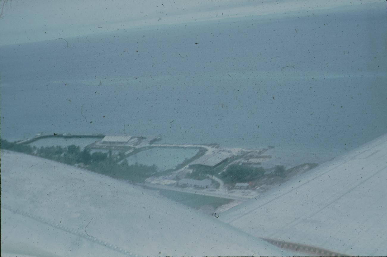 BD/171/1145 - 
Luchtfoto van huizen aan meer
