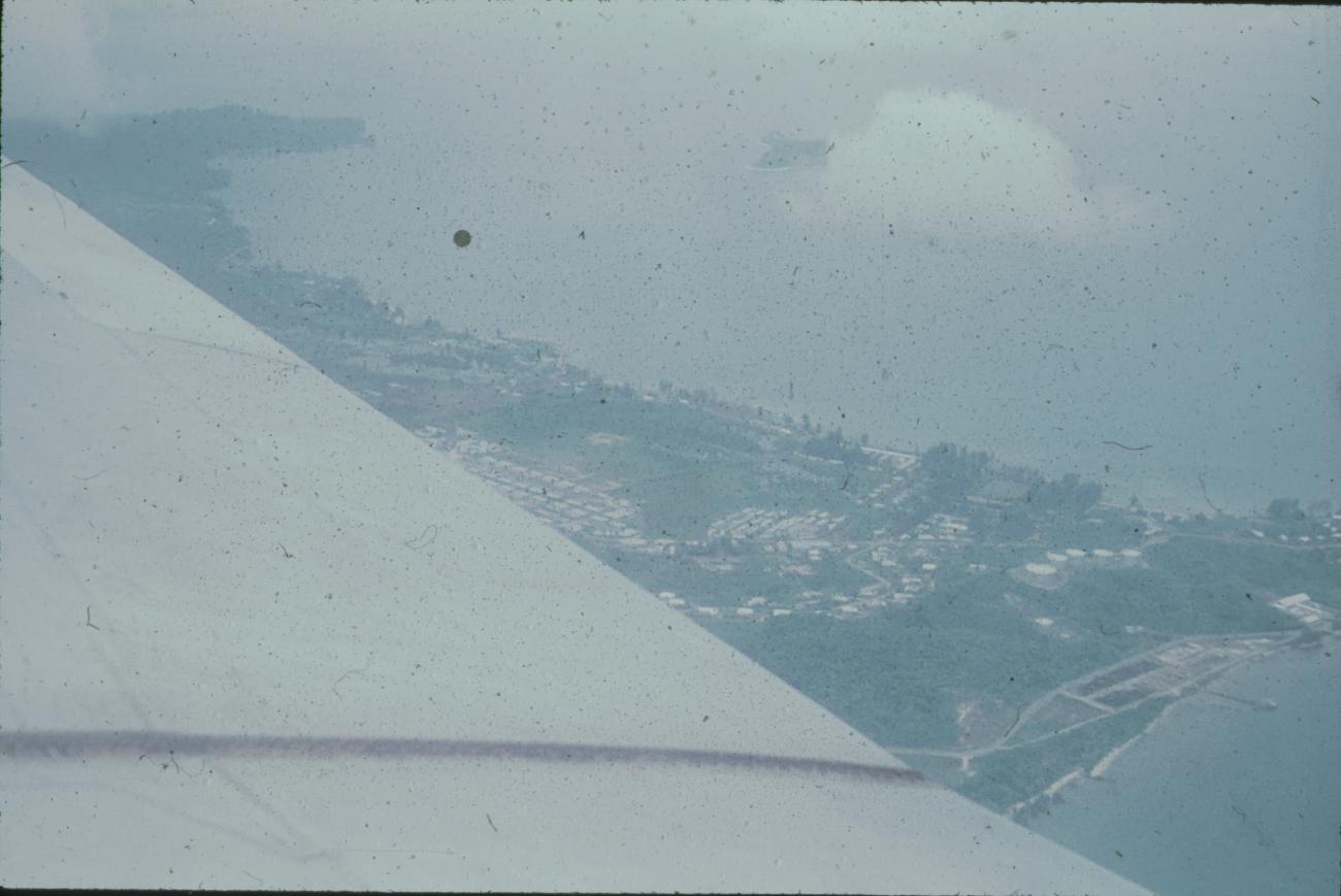 BD/171/1156 - 
Luchtfoto van dorp aan meer
