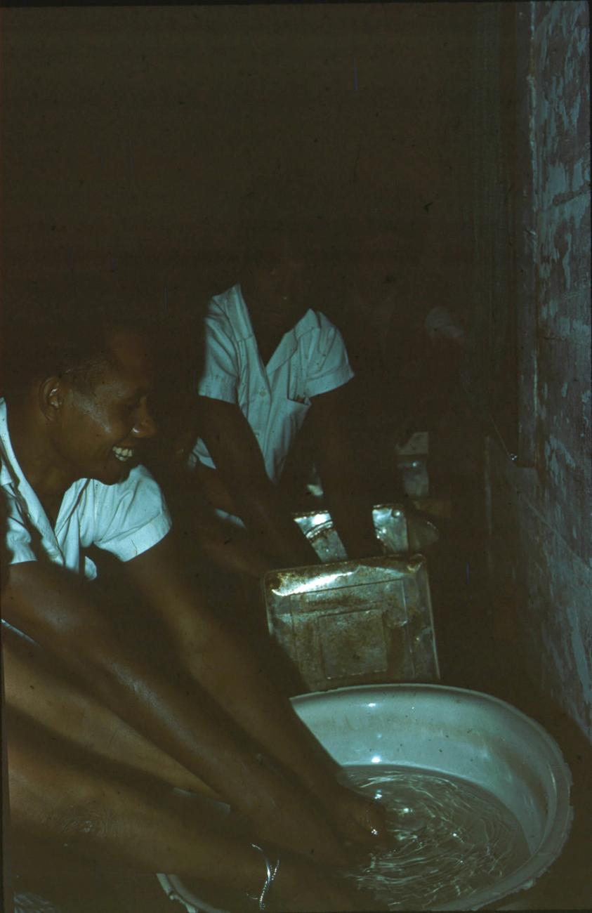 BD/171/1165 - 
Mannen met handen in bak met water
