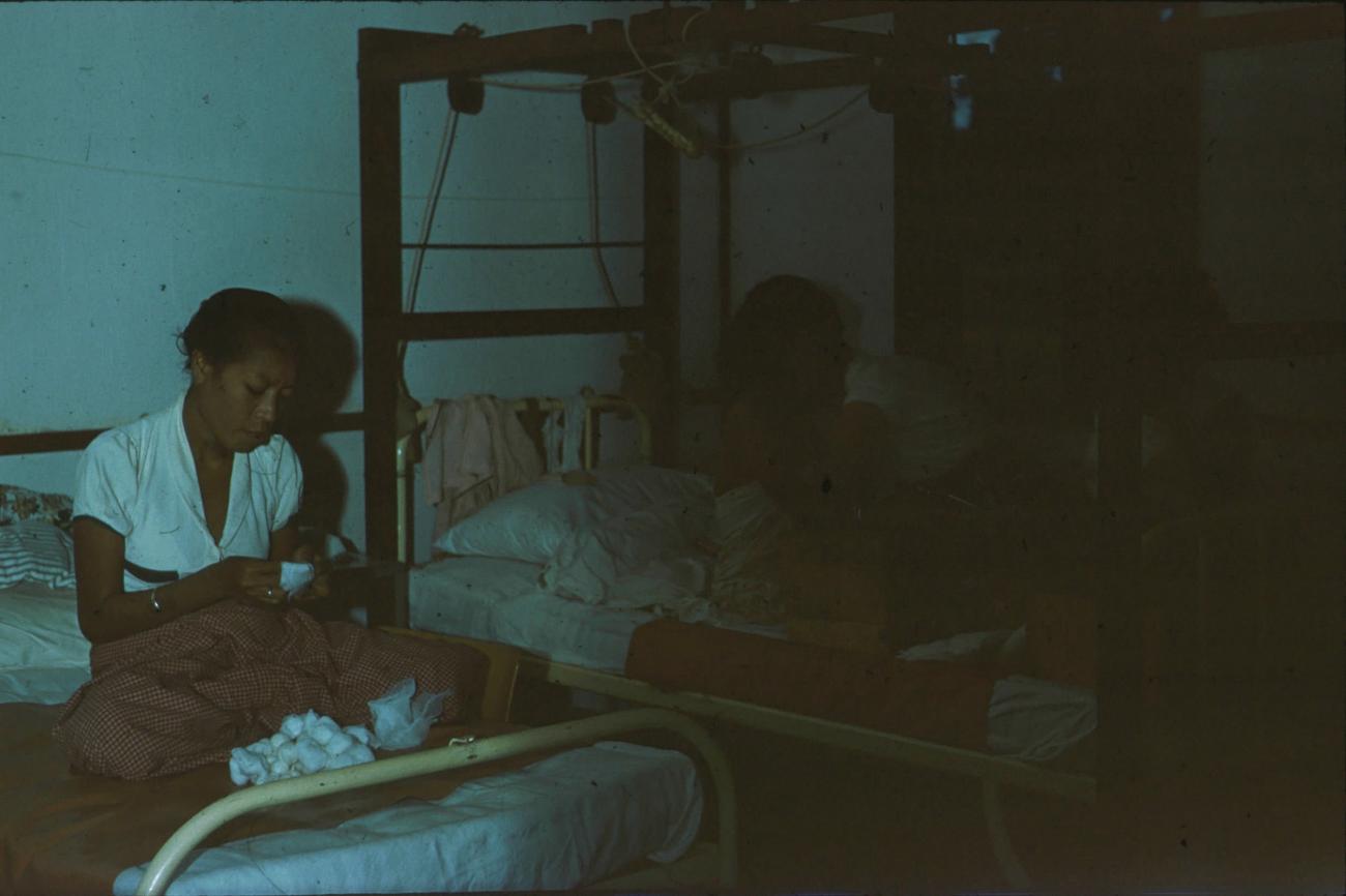 BD/171/1175 - 
Vrouwen in ziekenhuis
