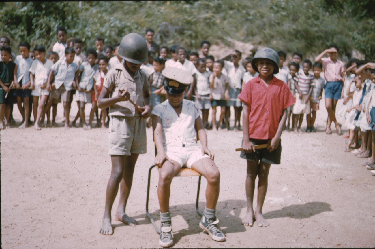 BD/171/1185 - 
Schoolkinderen met helm op
