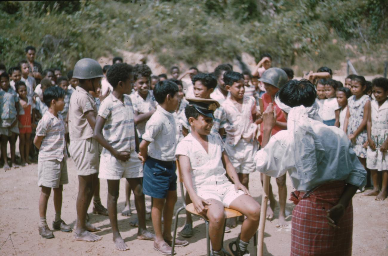 BD/171/1187 - 
Schoolkinderen spelen soldaat zijn
