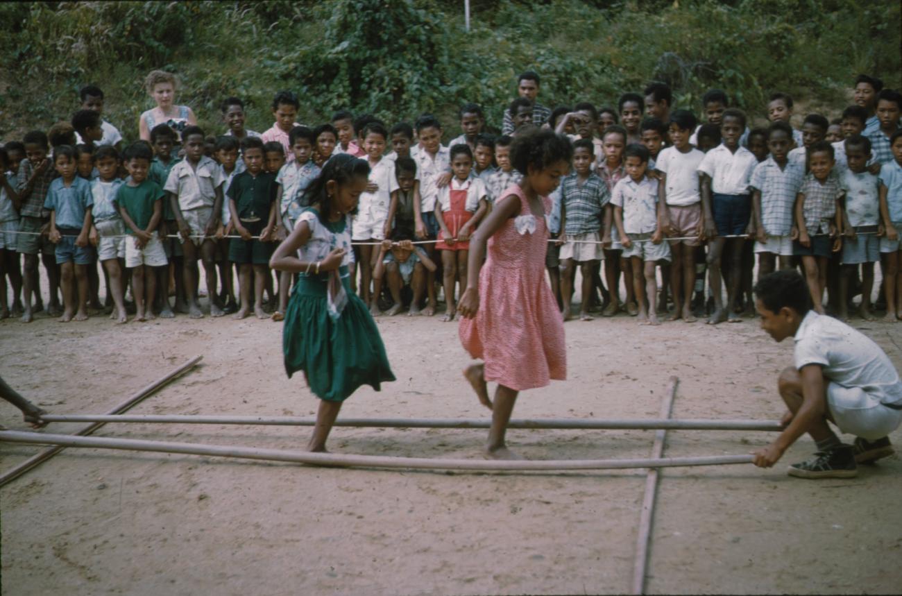 BD/171/1190 - 
Schoolkinderen doen springoefening
