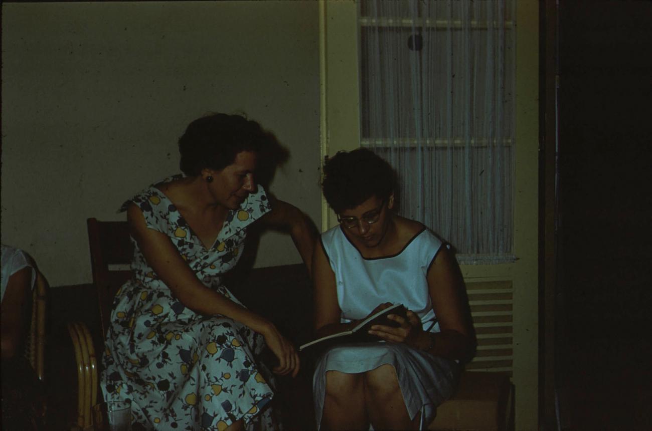 BD/171/1196 - 
Twee vrouwen aan het lezen
