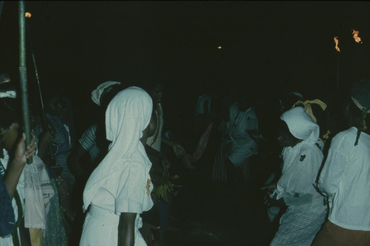 BD/171/1271 - 
Kinderen met witte hoofddoeken
