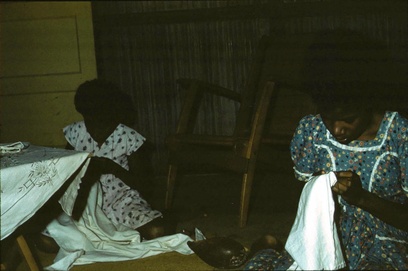 BD/171/1348 - 
Jonge vrouwen aan het borduren.

