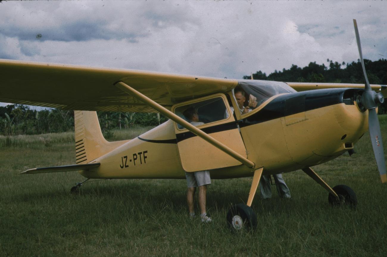 BD/171/1351 - 
Klein vliegtuig.
