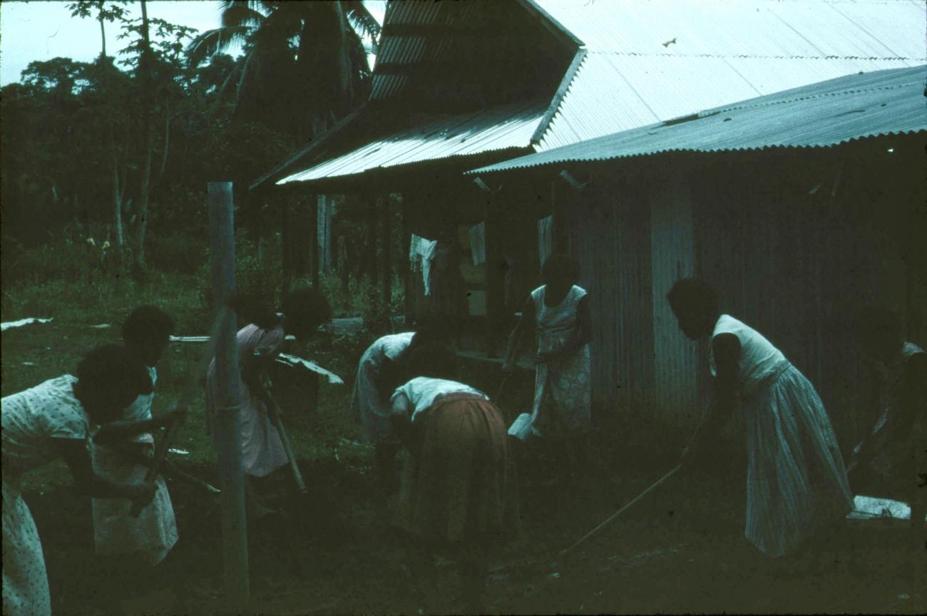 BD/171/1385 - 
Vrouwen bewerken stuk grond.
