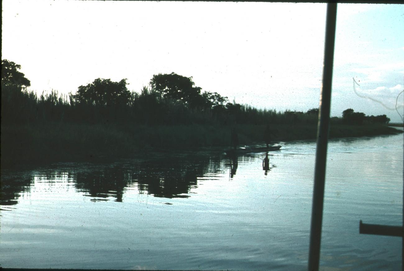 BD/171/1394 - 
Foto vanaf schip van prauw op rivier.
