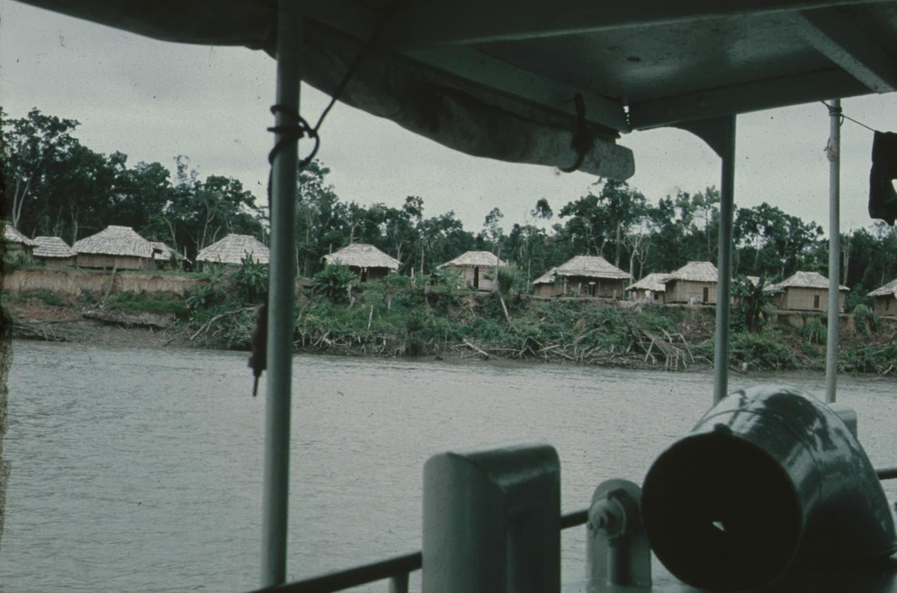 BD/171/1424 - 
Foto vanaf boot van oever met woningen.
