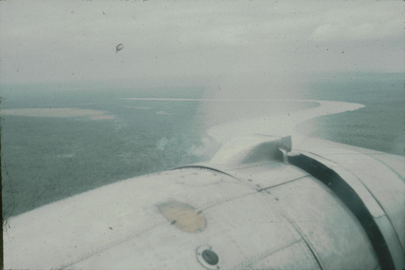 BD/171/1444 - 
Foto vanuit vliegtuig van o.m. meanderende rivier.
