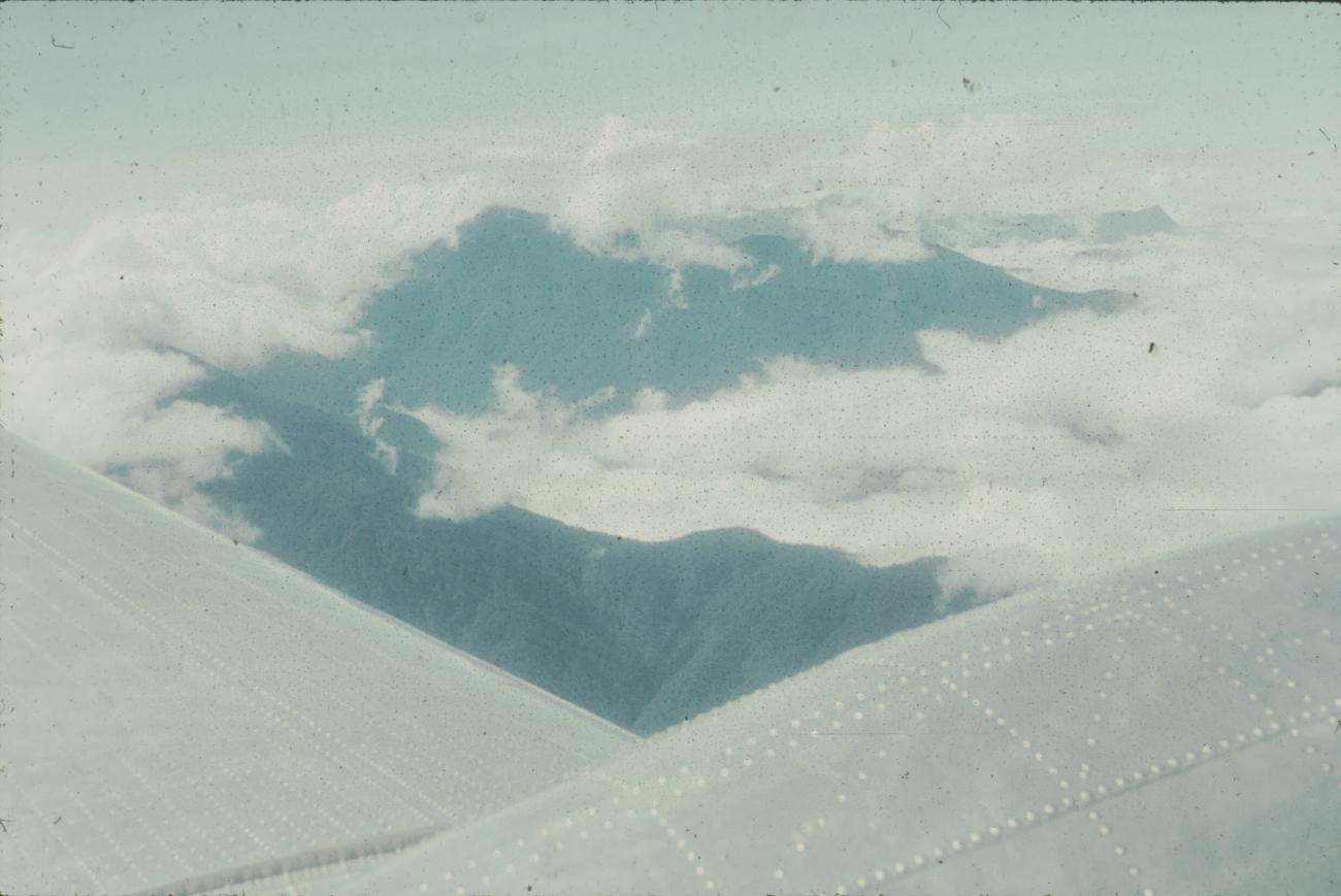 BD/171/1449 - 
Foto gebergte vanuit vliegtuig.
