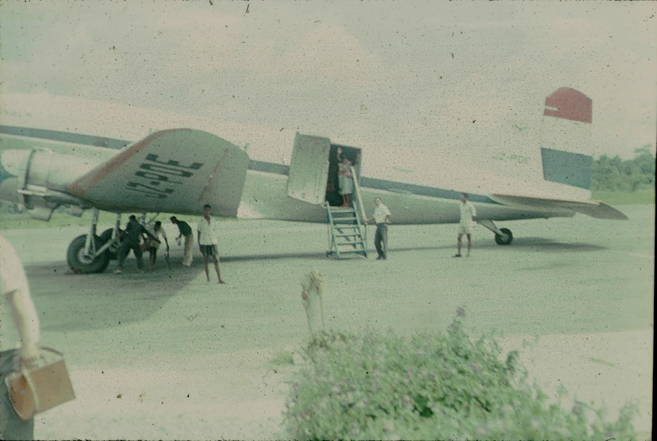 BD/171/1460 - 
Passagiers stappen in vliegtuig van de NNGLM.
