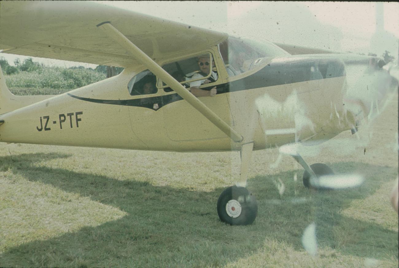 BD/171/1461 - 
Klein vliegtuigje met passagiers.
