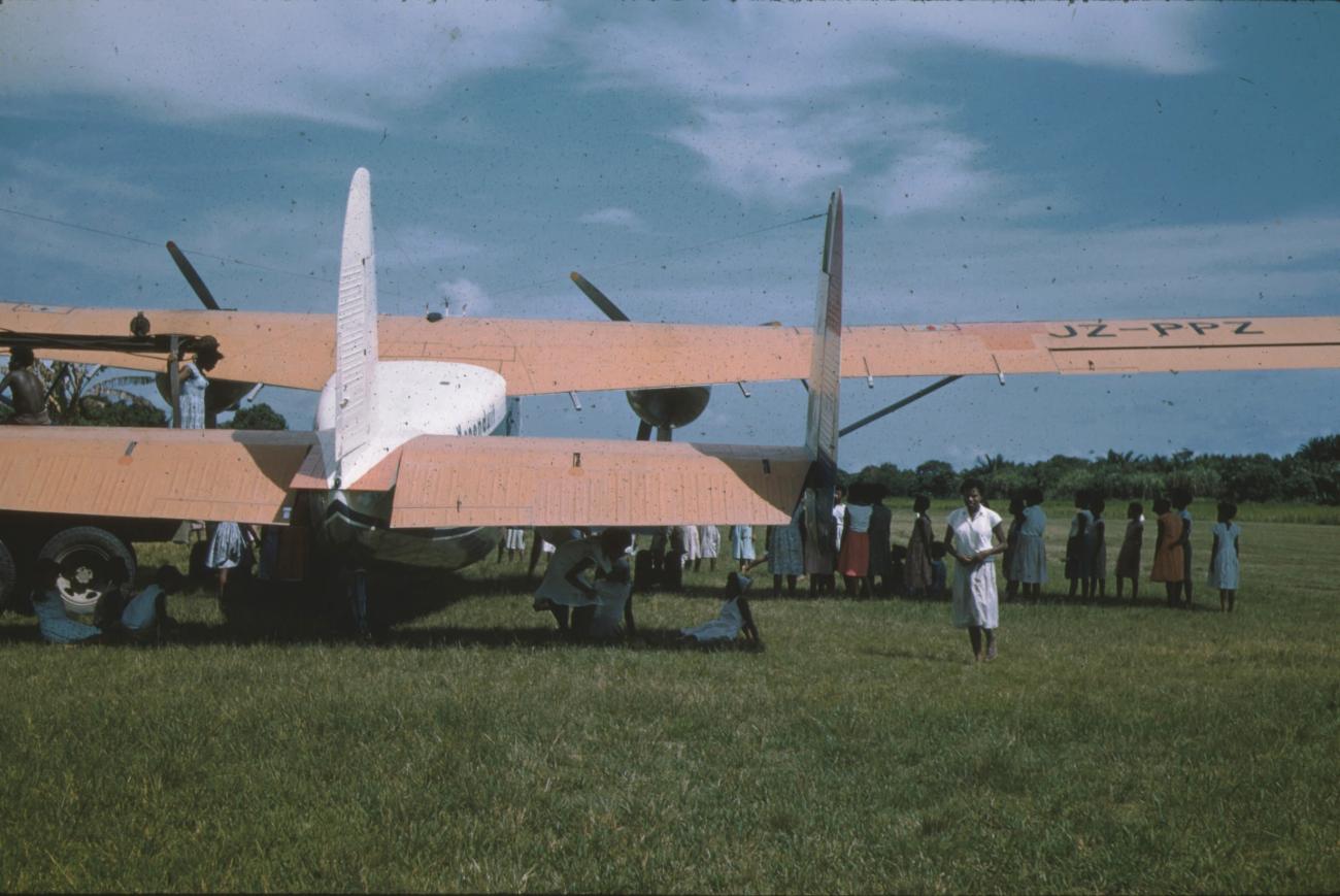 BD/171/1525 - 
Vliegtuig NNGLM op landingsplaats.
