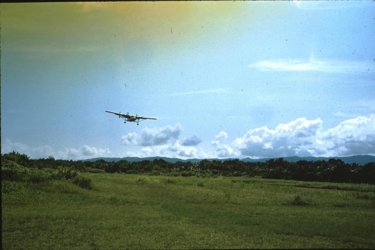 BD/171/1529 - 
Vliegtuig boven landingsplaats.
