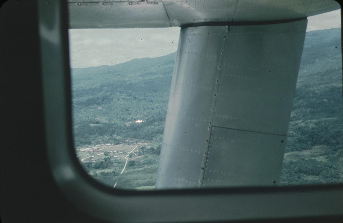 BD/171/1551 - 
Foto vanuit vliegtuig van wegen en bebouwing.
