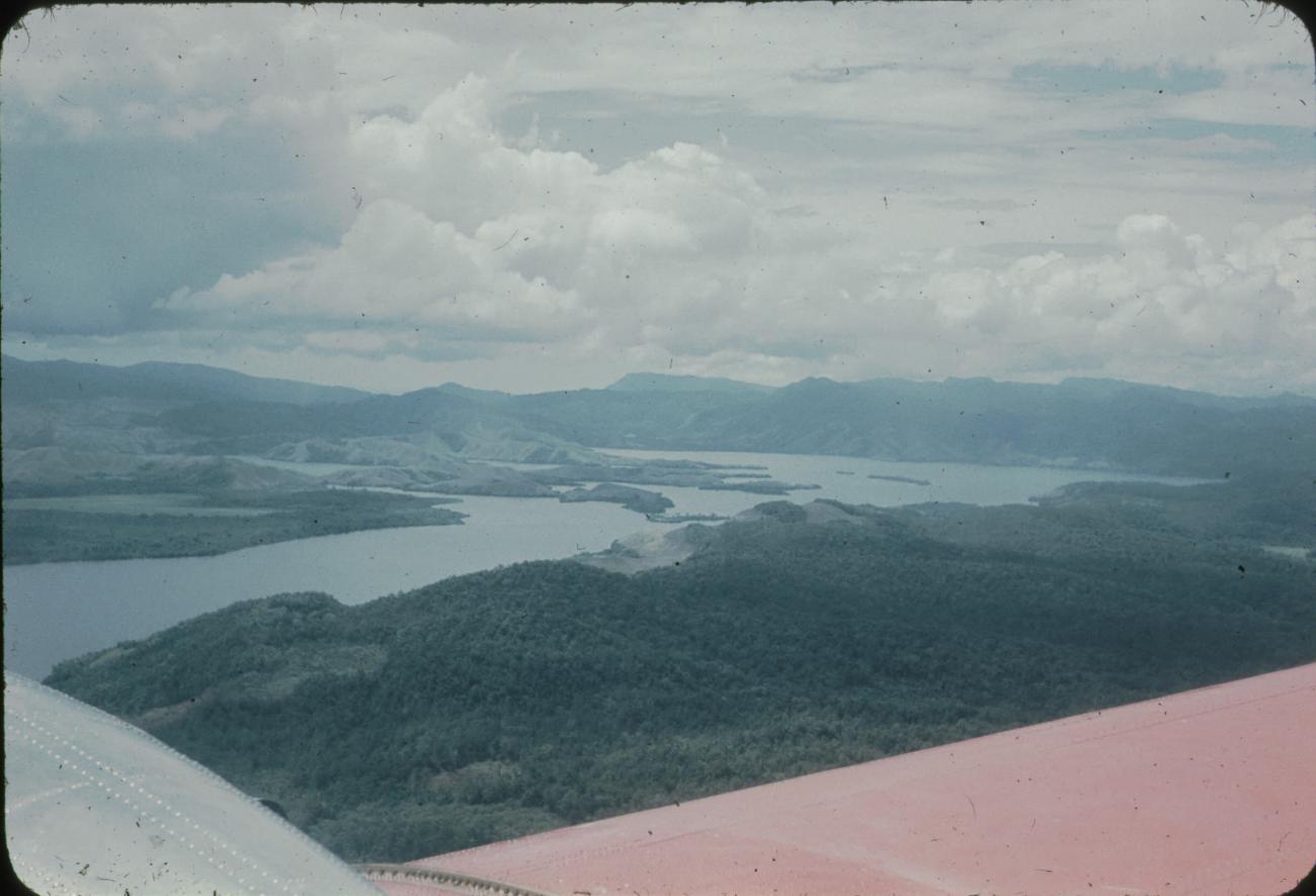BD/171/1556 - 
Foto vanuit vliegtuig van baai.
