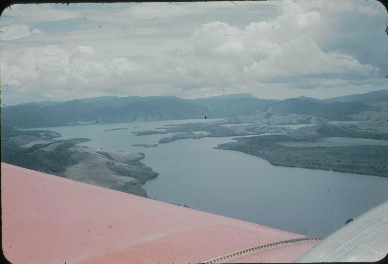 BD/171/1557 - 
Foto vanuit vliegtuig van baai.
