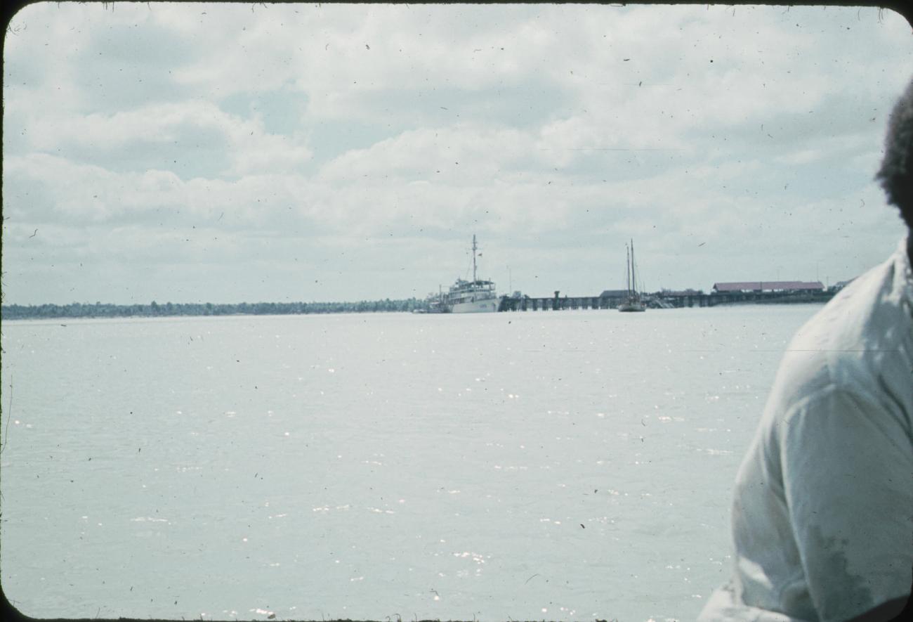 BD/171/1570 - 
Foto vanaf boot van schip aan aanlegsteiger. 
