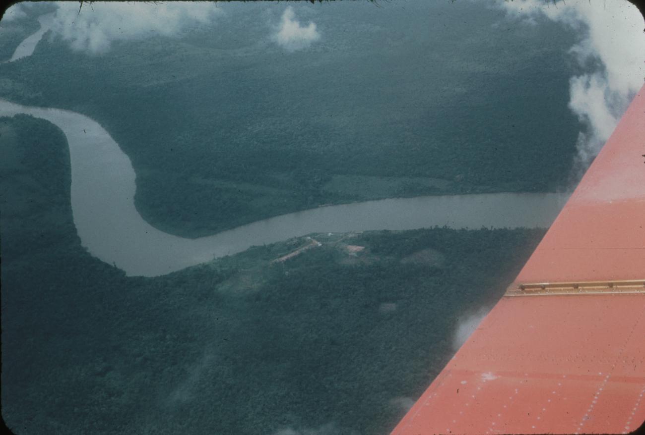 BD/171/1599 - 
Luchtfoto met meanderende rivier.

