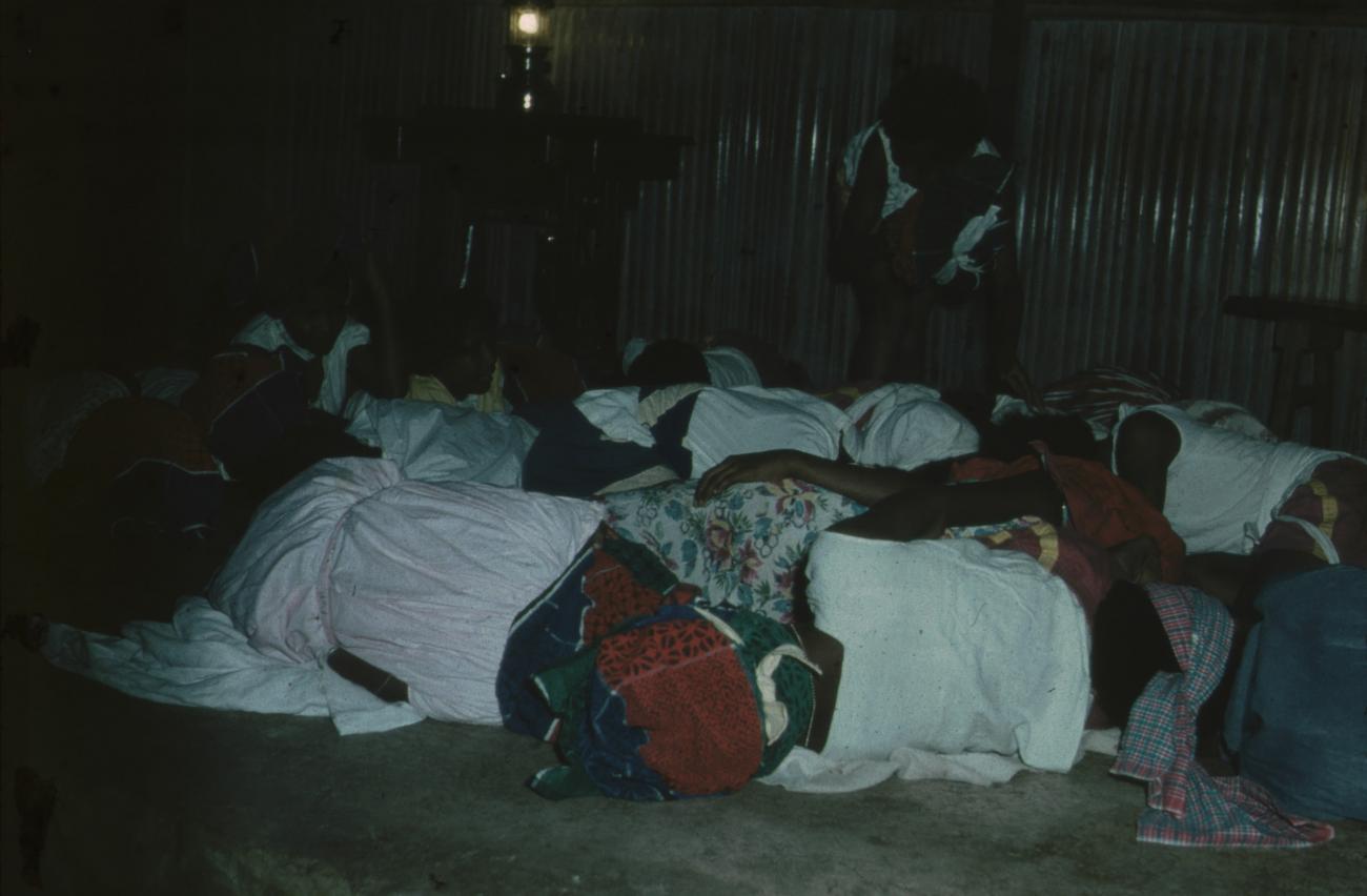 BD/171/1718 - 
Mensen aan het slapen in gebouw
