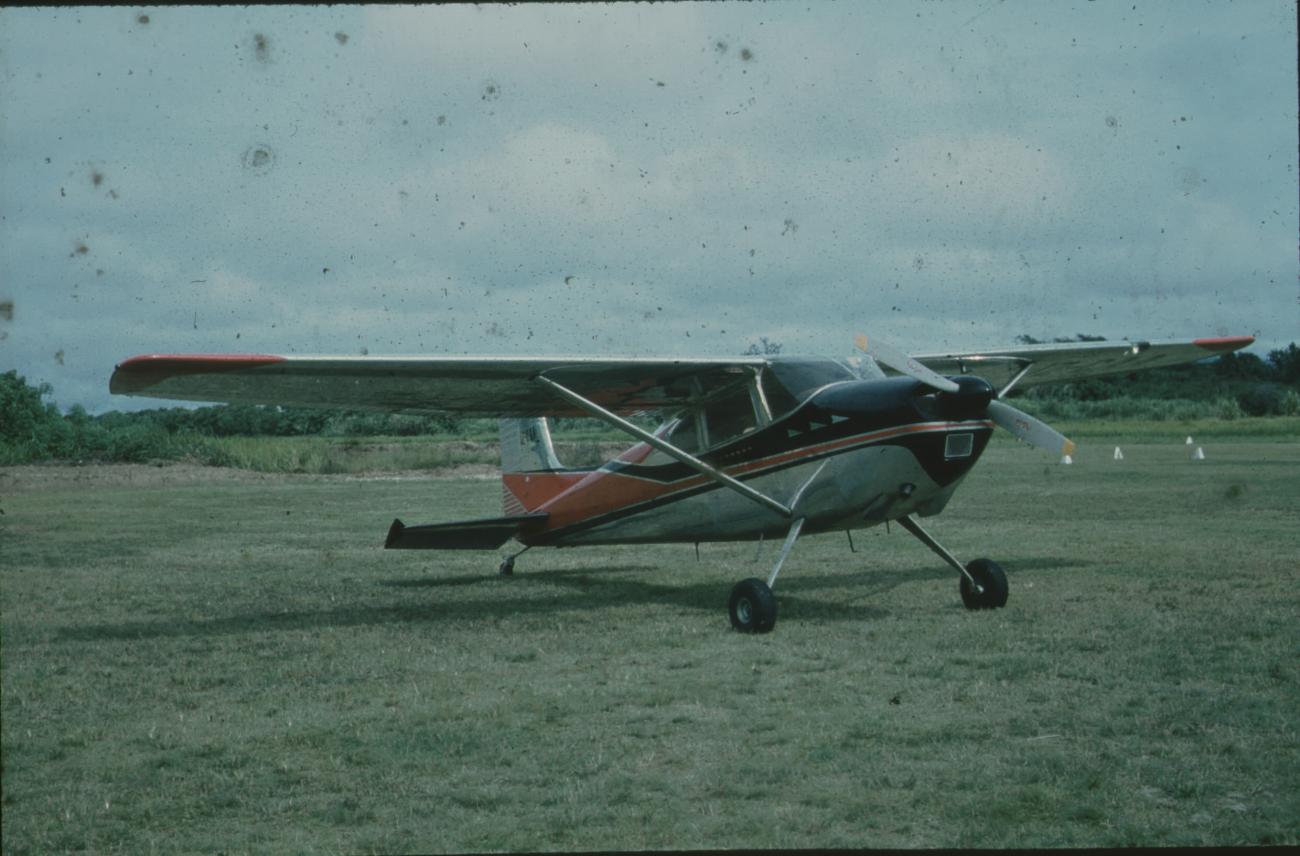 BD/171/1744 - 
Klein vliegtuig op vliegveld

