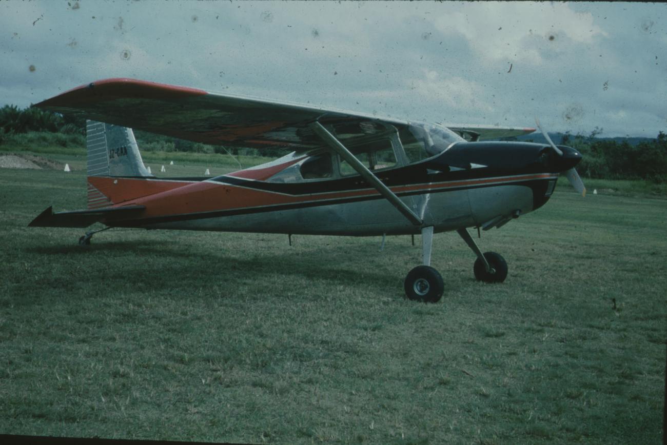 BD/171/1745 - 
Klein vliegtuig op vliegveld
